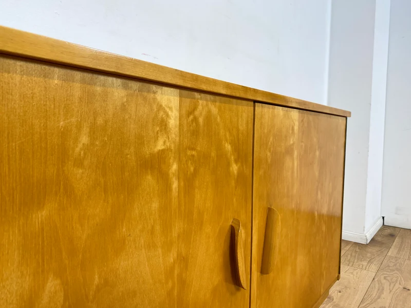 Stilvolles helles Mid-Century Sideboard aus vollem Holz in Birke mit hübschen Holzgriffen