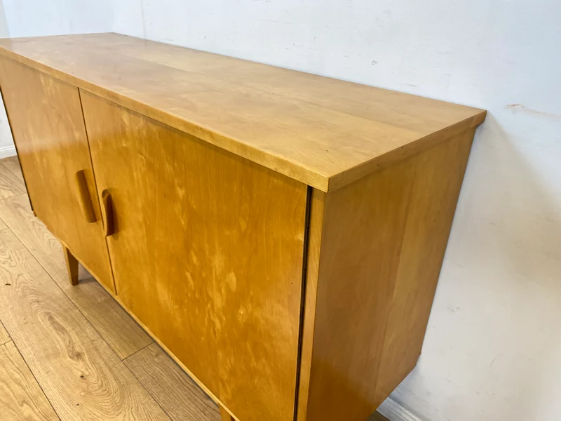 Stilvolles helles Mid-Century Sideboard aus vollem Holz in Birke mit hübschen Holzgriffen