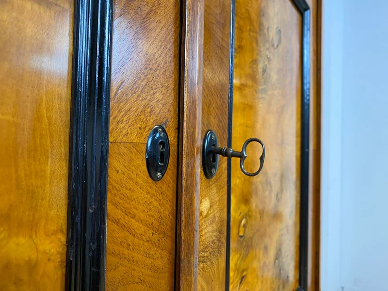 Vornehmer antiker Schrank , Vollholz in Nussbaum , mit Bar Fach.