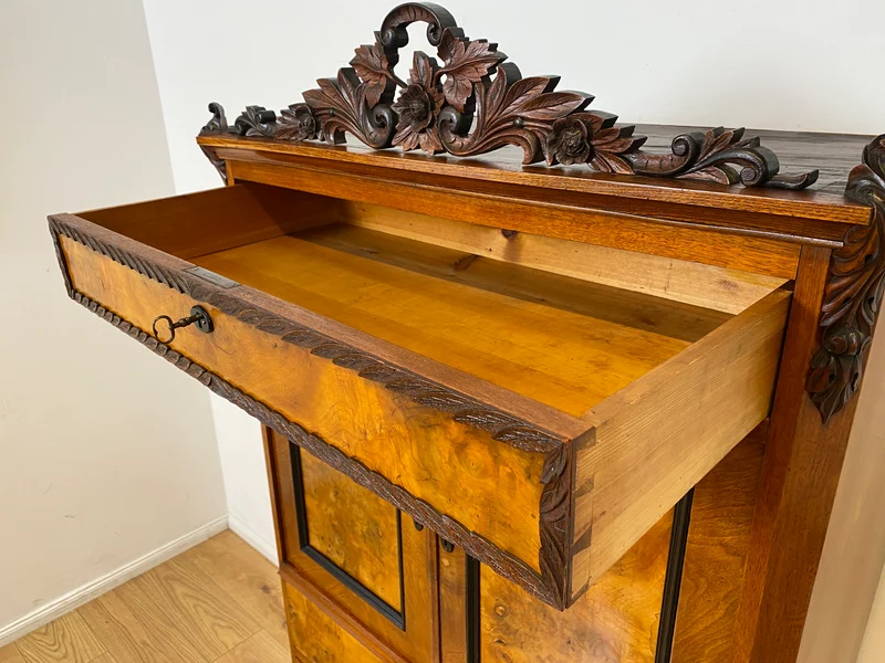 Vornehmer antiker Schrank , Vollholz in Nussbaum , mit Bar Fach.