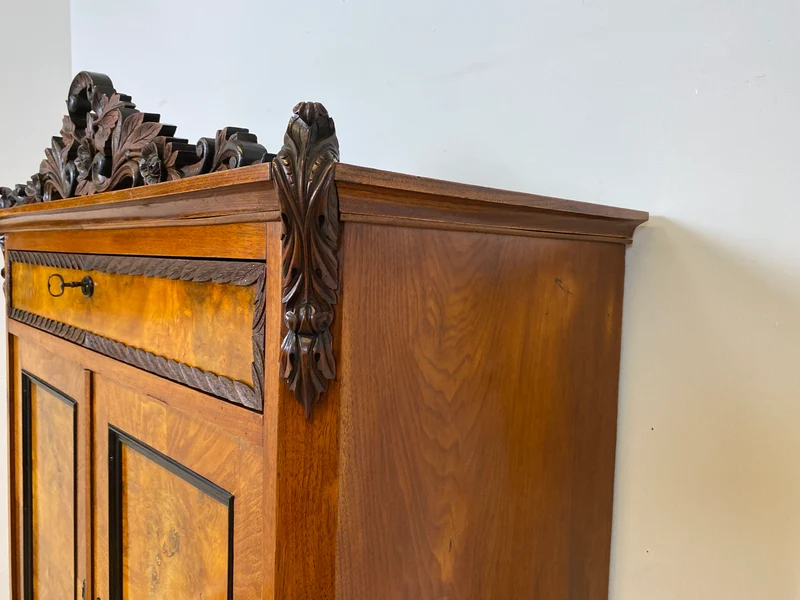 Vornehmer antiker Schrank , Vollholz in Nussbaum , mit Bar Fach.