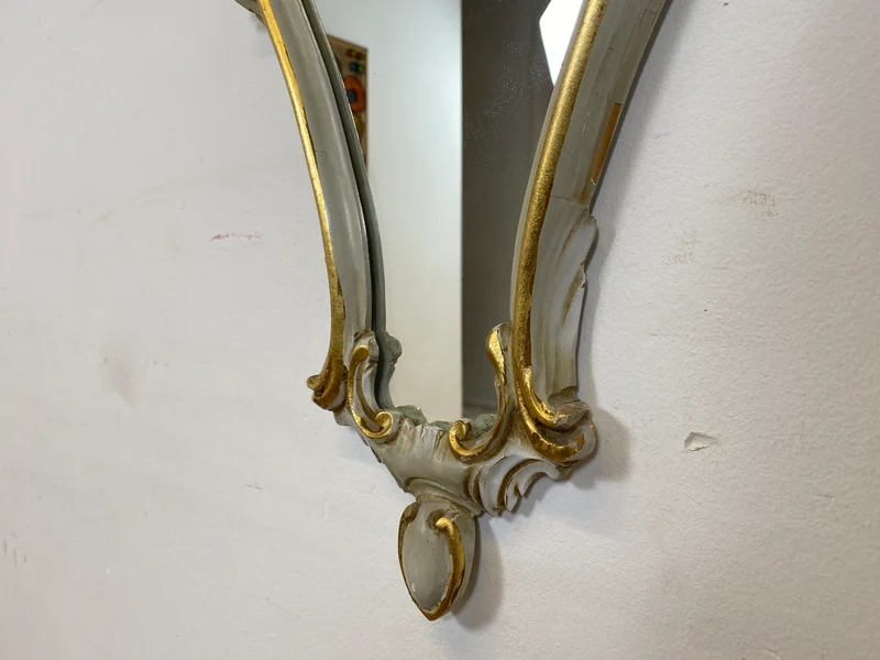 WMK I 1/2 Prunkvoller handbemalter Nachttisch im Rokoko Stil mit Wandspiegel I Italien 1930–50