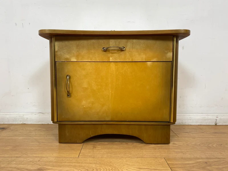 WMK I Formschöner Mid-Century Nachttisch mit Schublade & Messinggriffen