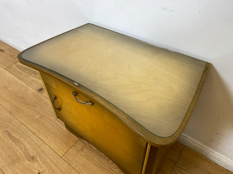 WMK I Formschöner Mid-Century Nachttisch mit Schublade & Messinggriffen