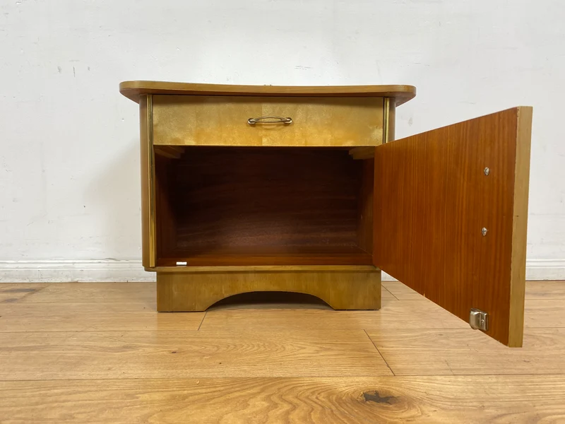 WMK I Formschöner Mid-Century Nachttisch mit Schublade & Messinggriffen
