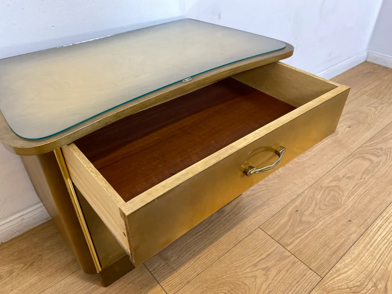 WMK I Formschöner Mid-Century Nachttisch mit Schublade & Messinggriffen