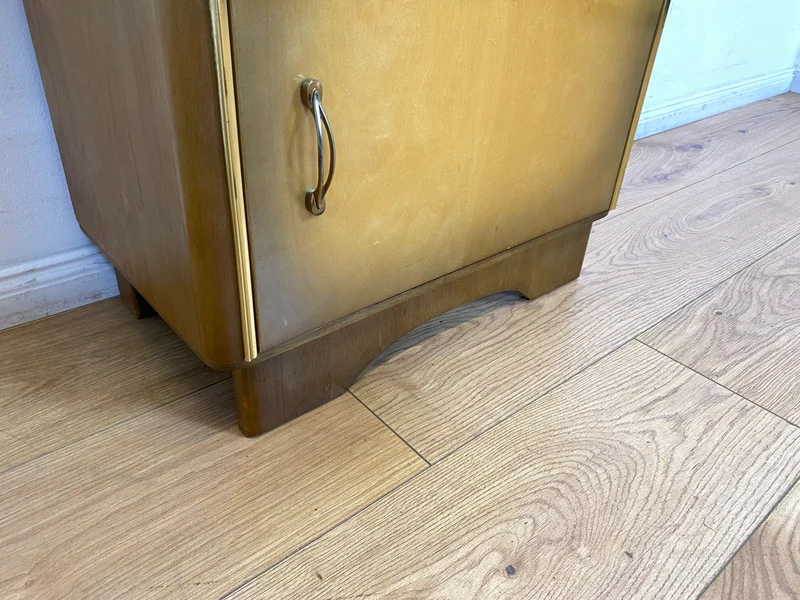 WMK I Formschöner Mid-Century Nachttisch mit Schublade & Messinggriffen