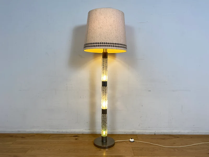 WMK I Sehr schöne Mid-Century Stehlampe mit original Lampenschirm und beleuchtetem Lampenfuß aus Glas und Chrom