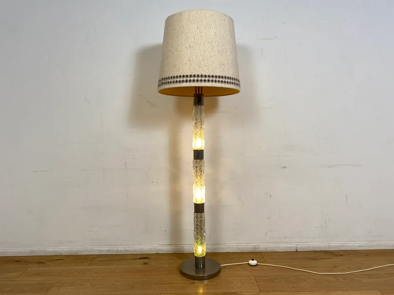 WMK I Sehr schöne Mid-Century Stehlampe mit original Lampenschirm und beleuchtetem Lampenfuß aus Glas und Chrom