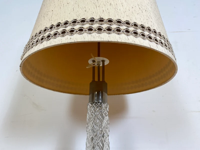 WMK I Sehr schöne Mid-Century Stehlampe mit original Lampenschirm und beleuchtetem Lampenfuß aus Glas und Chrom