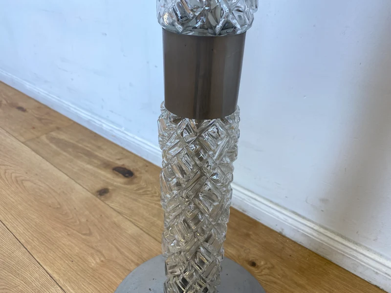 WMK I Sehr schöne Mid-Century Stehlampe mit original Lampenschirm und beleuchtetem Lampenfuß aus Glas und Chrom