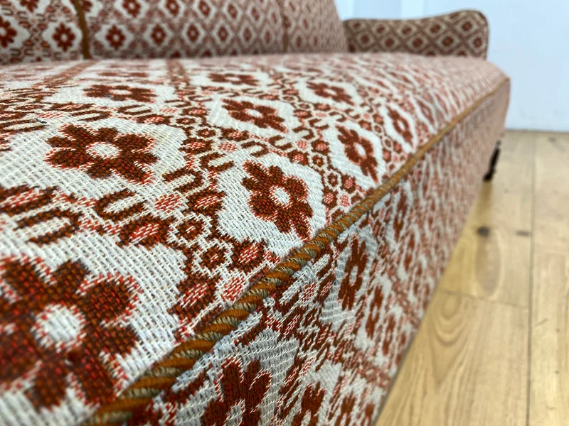 WMK I Besonders schönes und sehr gut erhaltenes antikes Sofa mit grandiosem Bezug und bequemen Federkern, um 1890