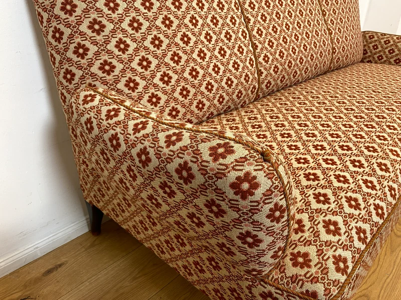 WMK I Besonders schönes und sehr gut erhaltenes antikes Sofa mit grandiosem Bezug und bequemen Federkern, um 1890
