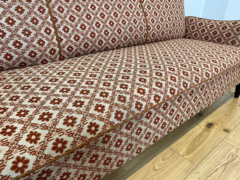 WMK I Besonders schönes und sehr gut erhaltenes antikes Sofa mit grandiosem Bezug und bequemen Federkern, um 1890