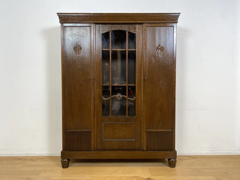 WMK I Schöner und gut erhaltener antiker Schrank aus vollem Holz