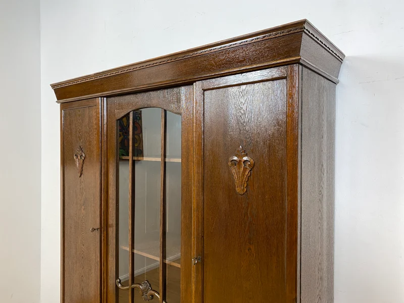 WMK I Schöner und gut erhaltener antiker Schrank aus vollem Holz