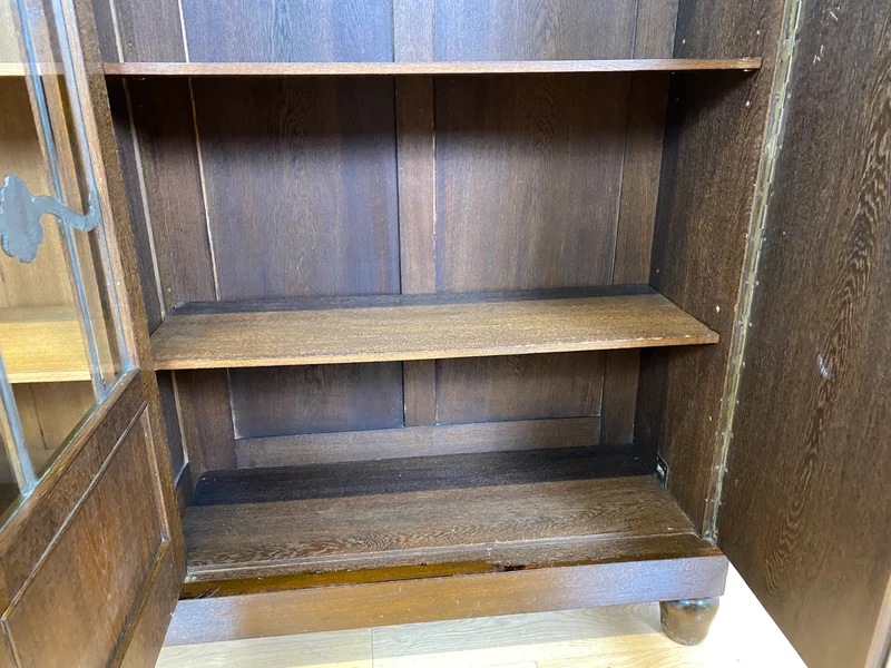 WMK I Schöner und gut erhaltener antiker Schrank aus vollem Holz