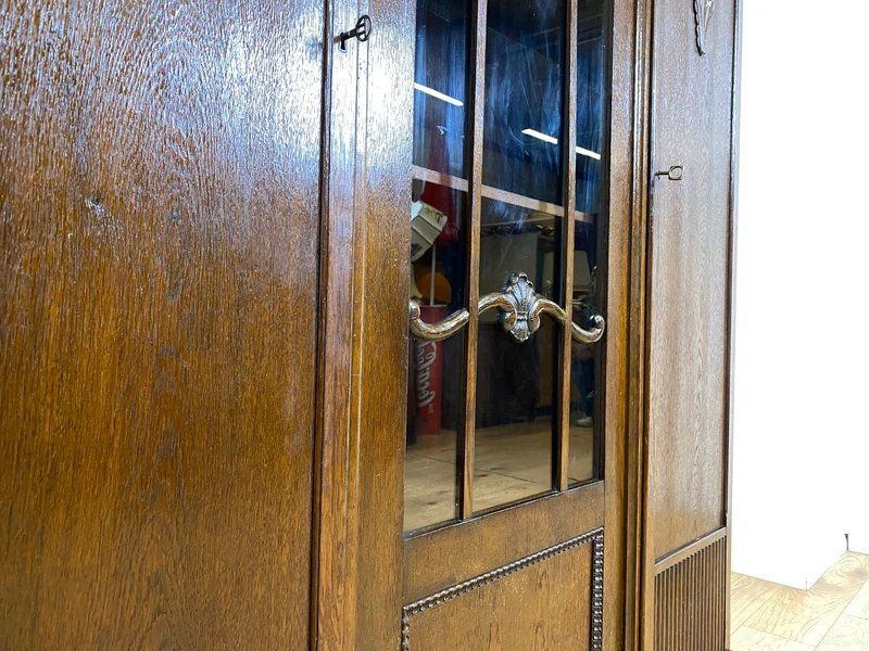WMK I Schöner und gut erhaltener antiker Schrank aus vollem Holz