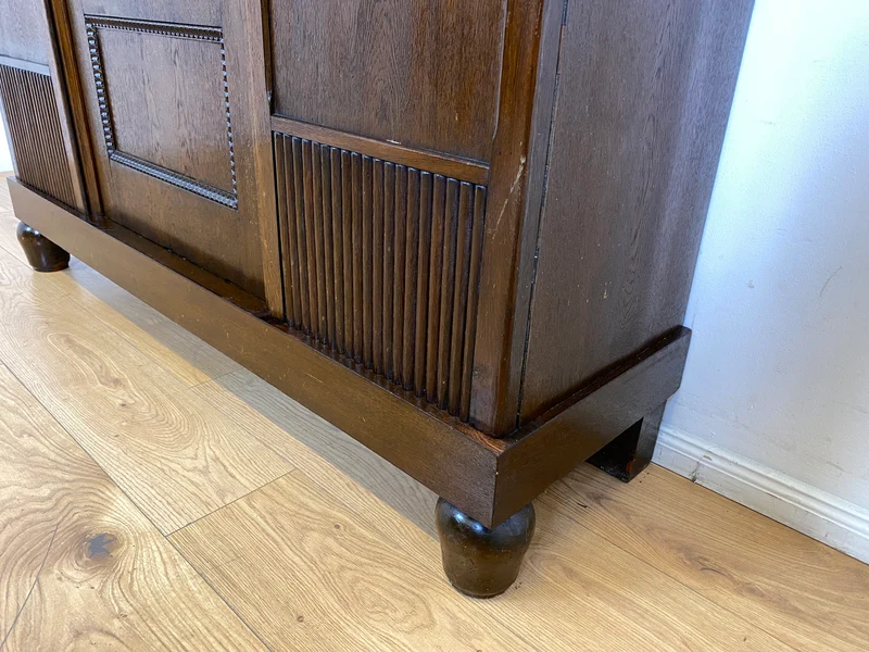 WMK I Schöner und gut erhaltener antiker Schrank aus vollem Holz