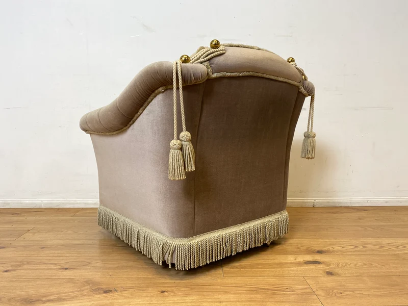 WMK I Äußerst gemütlicher und sehr gut erhaltener Vintage Sessel mit samtartigen beigen Originalbezug und Fransen