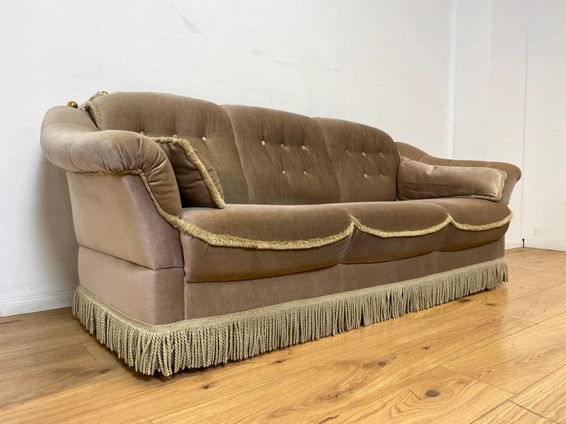 WMK I Äußerst gemütliches Vintage Sofa mit samtartigen beigen Originalbezug, Fransen & ausklappbaren Armlehnen