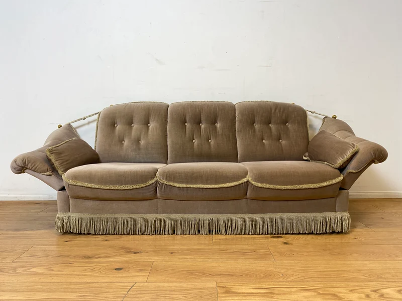 WMK I Äußerst gemütliches Vintage Sofa mit samtartigen beigen Originalbezug, Fransen & ausklappbaren Armlehnen