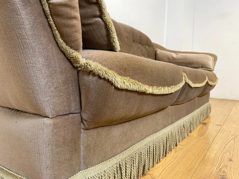 WMK I Äußerst gemütliches Vintage Sofa mit samtartigen beigen Originalbezug, Fransen & ausklappbaren Armlehnen