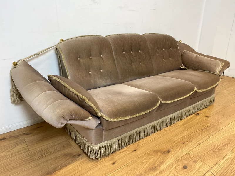 WMK I Äußerst gemütliches Vintage Sofa mit samtartigen beigen Originalbezug, Fransen & ausklappbaren Armlehnen