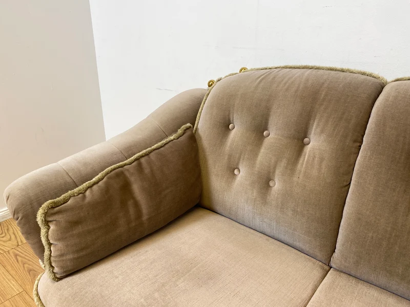 WMK I Äußerst gemütliches Vintage Sofa mit samtartigen beigen Originalbezug, Fransen & ausklappbaren Armlehnen