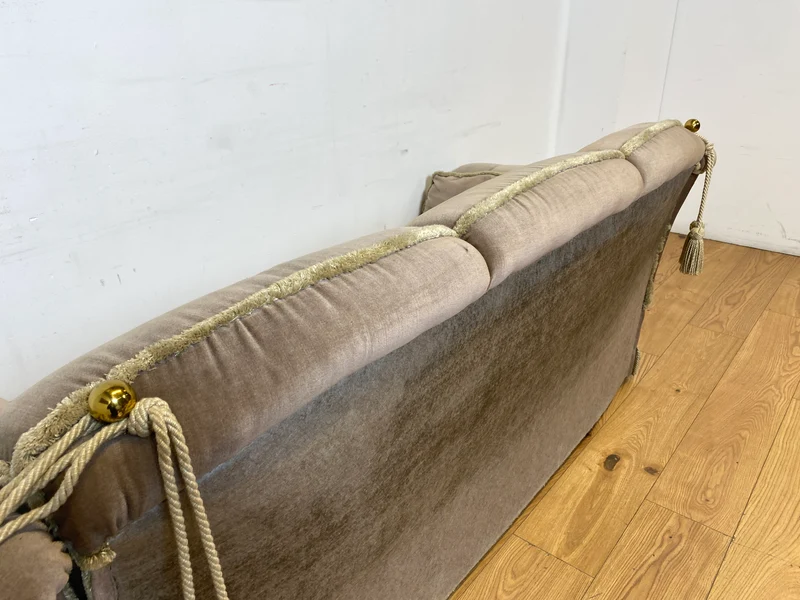 WMK I Äußerst gemütliches Vintage Sofa mit samtartigen beigen Originalbezug, Fransen & ausklappbaren Armlehnen