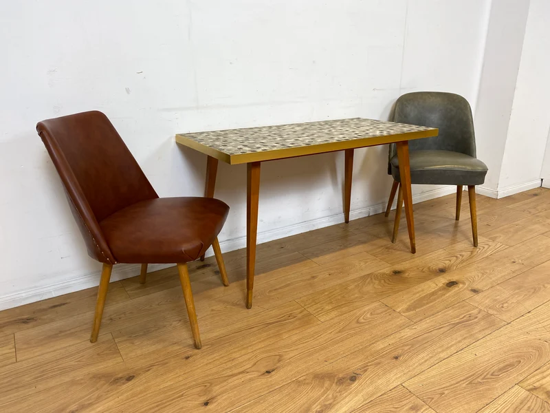 Kultiger hoher Mid-Century Couchtisch mit Mosaik Fliesen und konischen Füßen