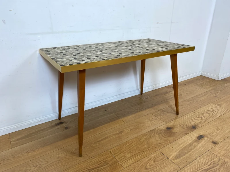 Kultiger hoher Mid-Century Couchtisch mit Mosaik Fliesen und konischen Füßen