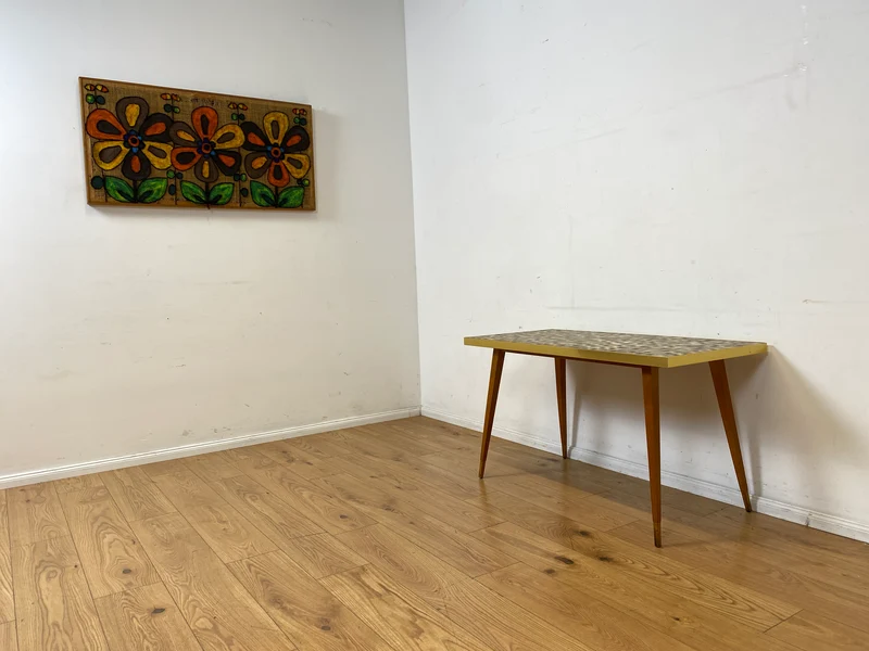 Kultiger hoher Mid-Century Couchtisch mit Mosaik Fliesen und konischen Füßen