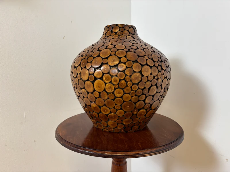 Einzigartige große Vintage Vase I in Handarbeit mit echten Holzscheiben verkleidetes Unikat