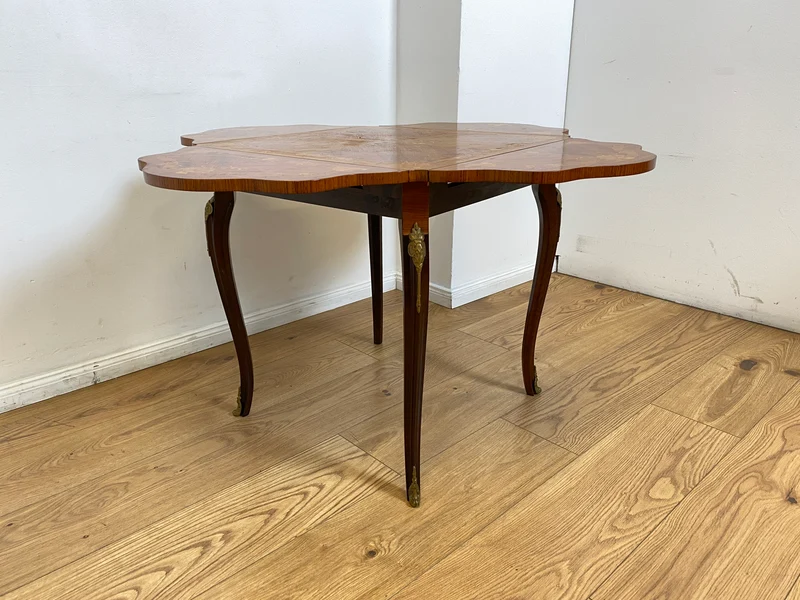 WMK # Vornehmer und sehr gut erhaltener Vintage Klapptisch im Stile des Louis Seize mit feinen Intarsien und edlen Messingbeschlägen