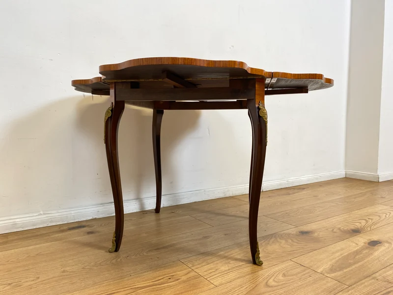 WMK # Vornehmer und sehr gut erhaltener Vintage Klapptisch im Stile des Louis Seize mit feinen Intarsien und edlen Messingbeschlägen