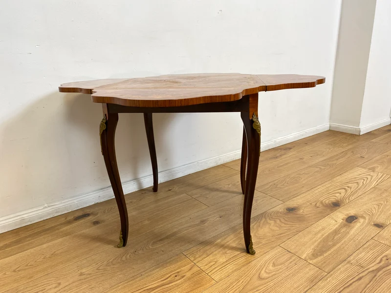 WMK # Vornehmer und sehr gut erhaltener Vintage Klapptisch im Stile des Louis Seize mit feinen Intarsien und edlen Messingbeschlägen