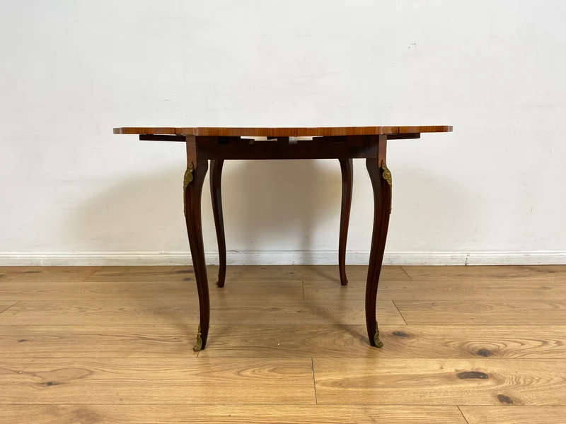 WMK # Vornehmer und sehr gut erhaltener Vintage Klapptisch im Stile des Louis Seize mit feinen Intarsien und edlen Messingbeschlägen