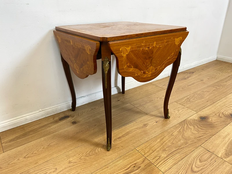 WMK # Vornehmer und sehr gut erhaltener Vintage Klapptisch im Stile des Louis Seize mit feinen Intarsien und edlen Messingbeschlägen