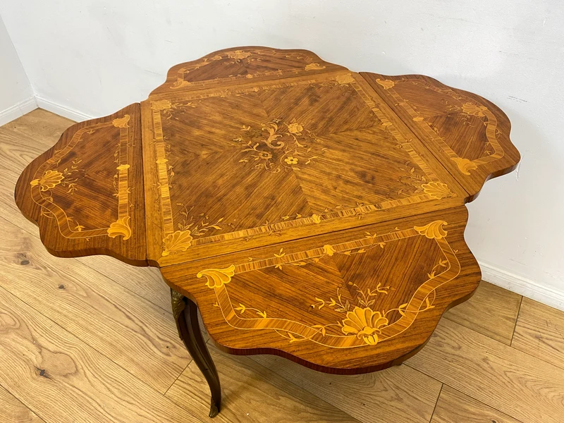 WMK # Vornehmer und sehr gut erhaltener Vintage Klapptisch im Stile des Louis Seize mit feinen Intarsien und edlen Messingbeschlägen