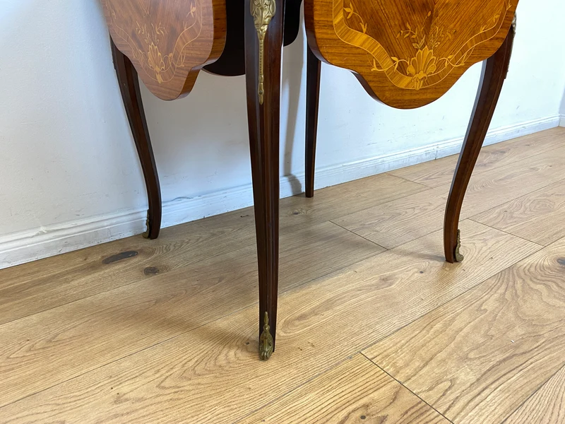WMK # Vornehmer und sehr gut erhaltener Vintage Klapptisch im Stile des Louis Seize mit feinen Intarsien und edlen Messingbeschlägen