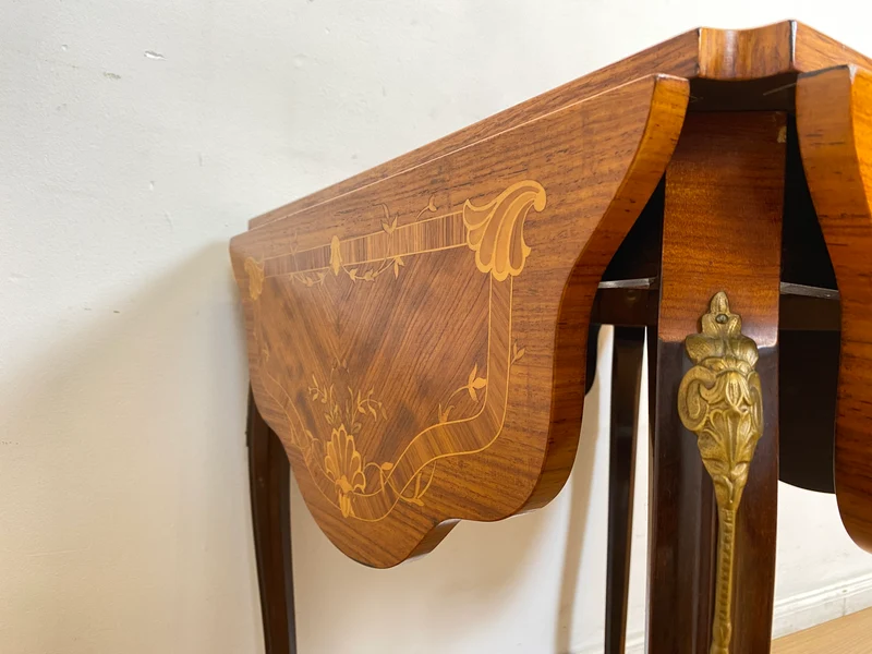 WMK # Vornehmer und sehr gut erhaltener Vintage Klapptisch im Stile des Louis Seize mit feinen Intarsien und edlen Messingbeschlägen