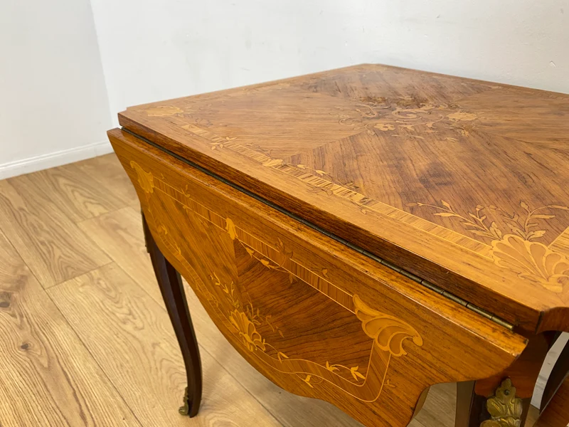 WMK # Vornehmer und sehr gut erhaltener Vintage Klapptisch im Stile des Louis Seize mit feinen Intarsien und edlen Messingbeschlägen