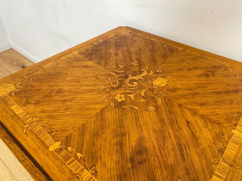 WMK # Vornehmer und sehr gut erhaltener Vintage Klapptisch im Stile des Louis Seize mit feinen Intarsien und edlen Messingbeschlägen