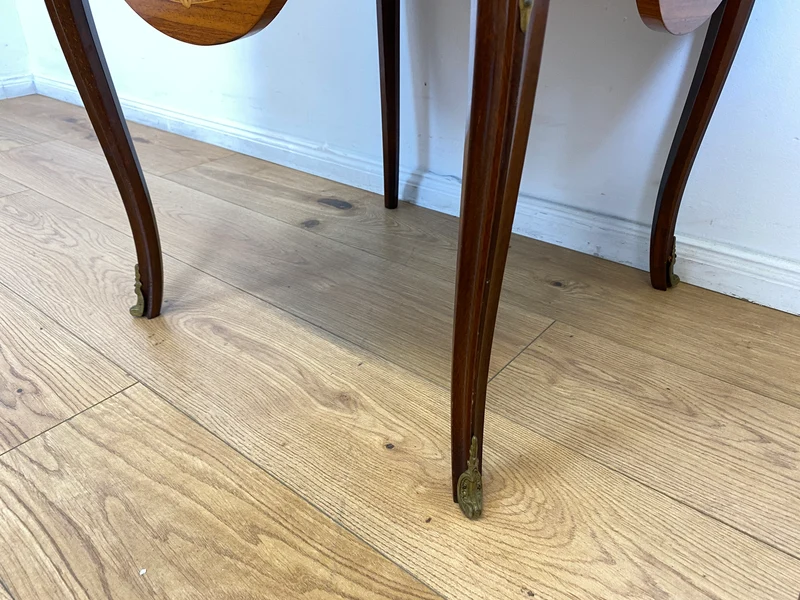 WMK # Vornehmer und sehr gut erhaltener Vintage Klapptisch im Stile des Louis Seize mit feinen Intarsien und edlen Messingbeschlägen