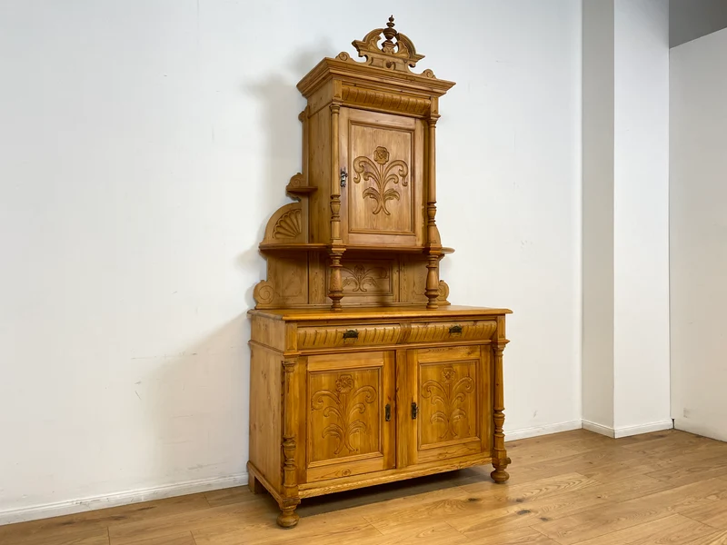 WMK # Elegante und gut erhaltene nordische antike Aufsatzanrichte aus vollem Holz mit handgeschnitzter Ornamentik