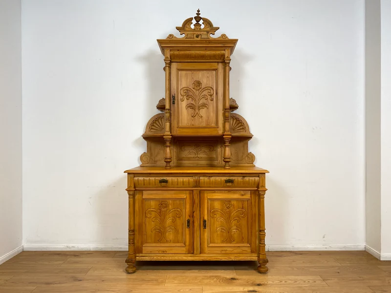 WMK # Elegante und gut erhaltene nordische antike Aufsatzanrichte aus vollem Holz mit handgeschnitzter Ornamentik