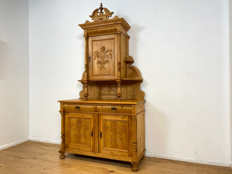 WMK # Elegante und gut erhaltene nordische antike Aufsatzanrichte aus vollem Holz mit handgeschnitzter Ornamentik