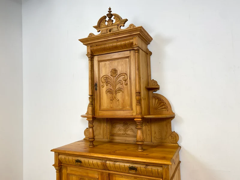 WMK # Elegante und gut erhaltene nordische antike Aufsatzanrichte aus vollem Holz mit handgeschnitzter Ornamentik