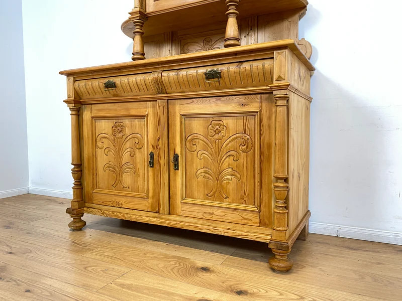 WMK # Elegante und gut erhaltene nordische antike Aufsatzanrichte aus vollem Holz mit handgeschnitzter Ornamentik
